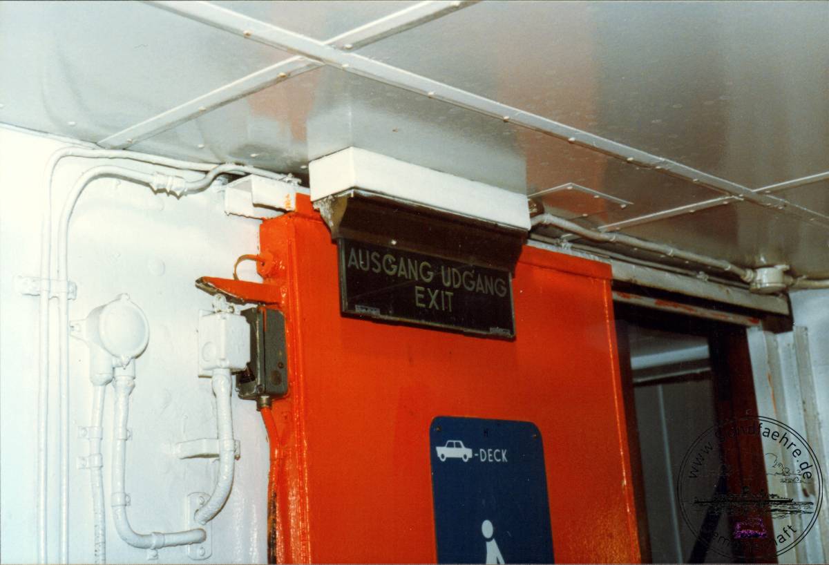 1996 12 20 55 1 307 Vord Autodeck Treppenhaus vorn cut