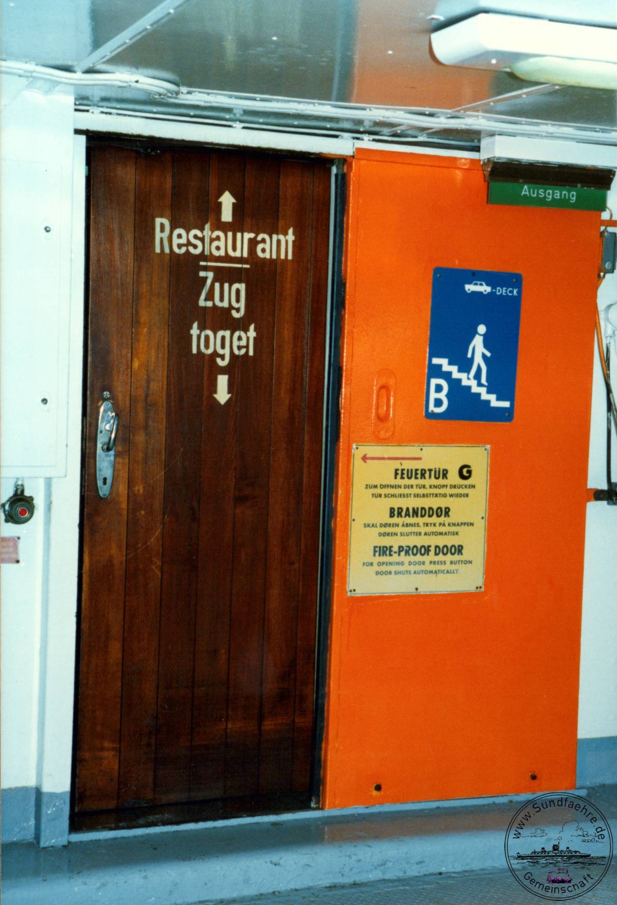 1996 12 20 55 1 410 Vord Autodeck Treppenhaus vorn cut