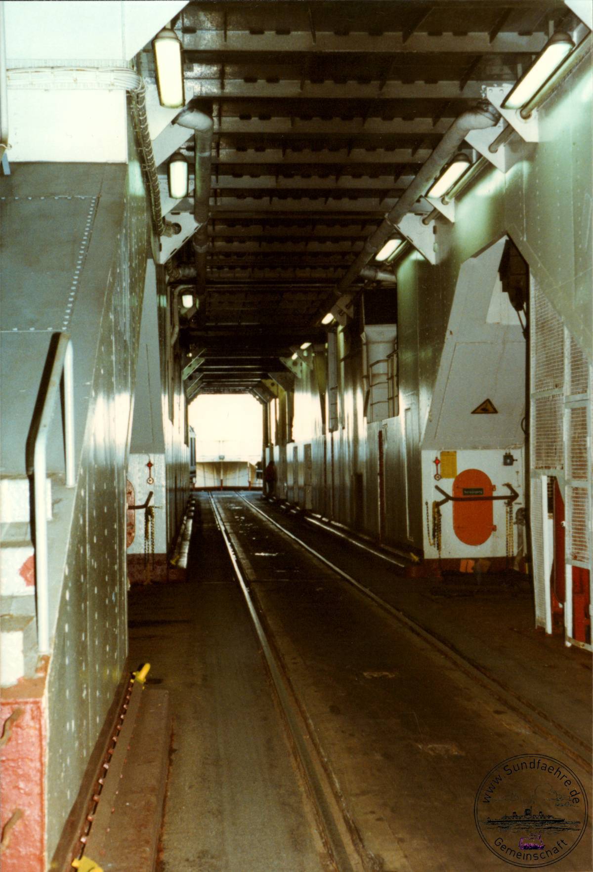 1996 12 20 55 2 126 Eisenbahndeck mittleres Gleis cut