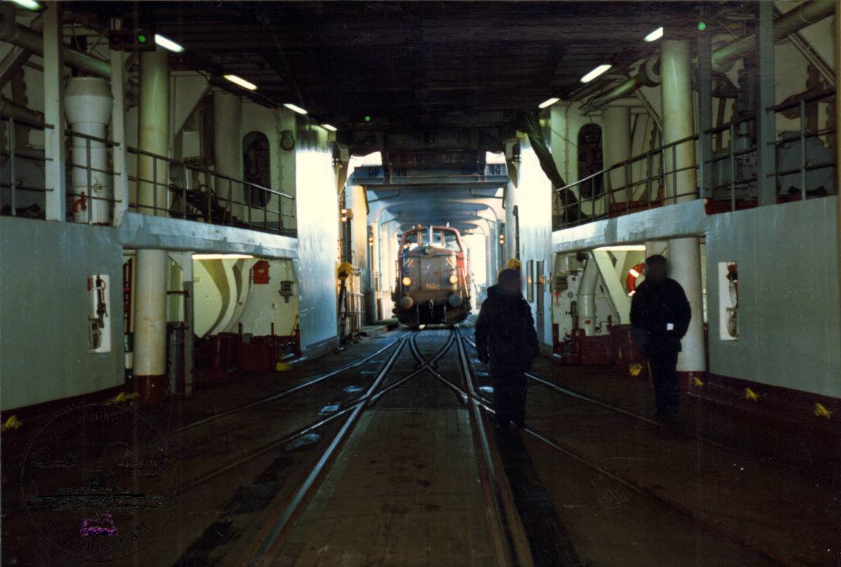1996 12 20 55 2 127 Eisenbahndeck Blick zum Bug cut