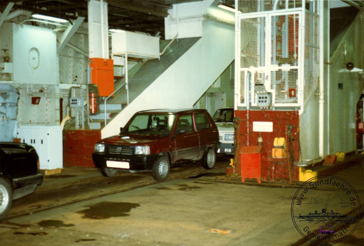 1996 12 22 58 1 306 PKWs im Mittelgleis cut