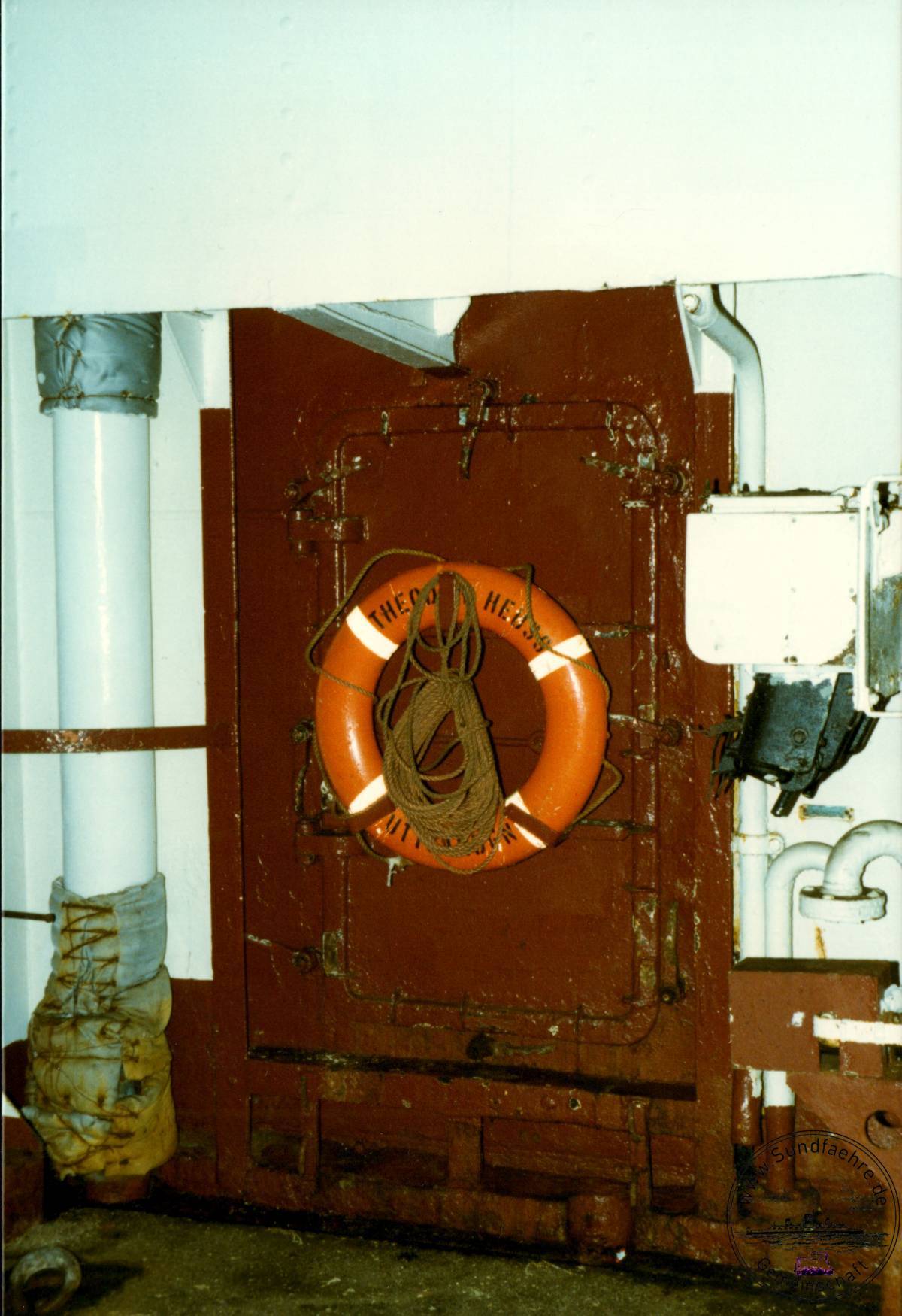 1996 12 22 58 1 308 Eisenbahndeck Stb Aussenschott cut