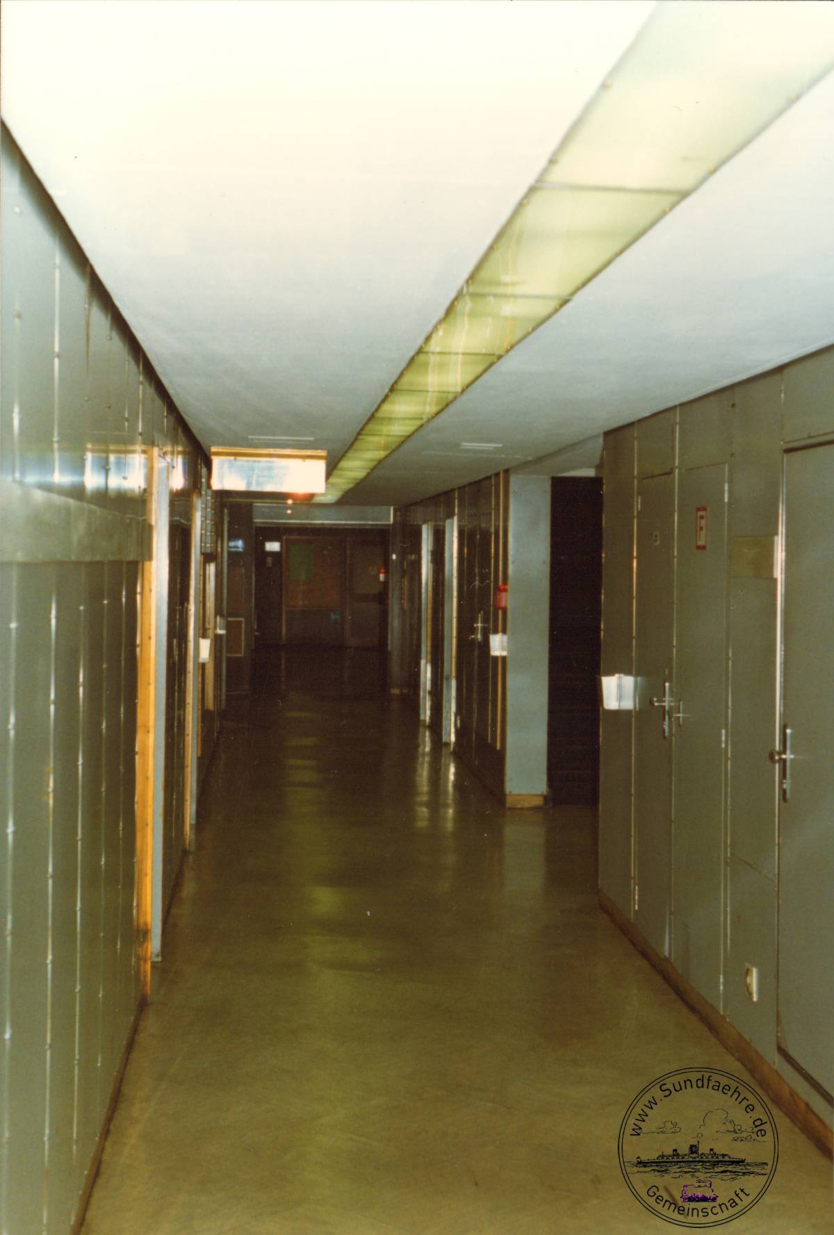 1996 12 20 57 2 126 Fahrgastdeck Gang Stb cut