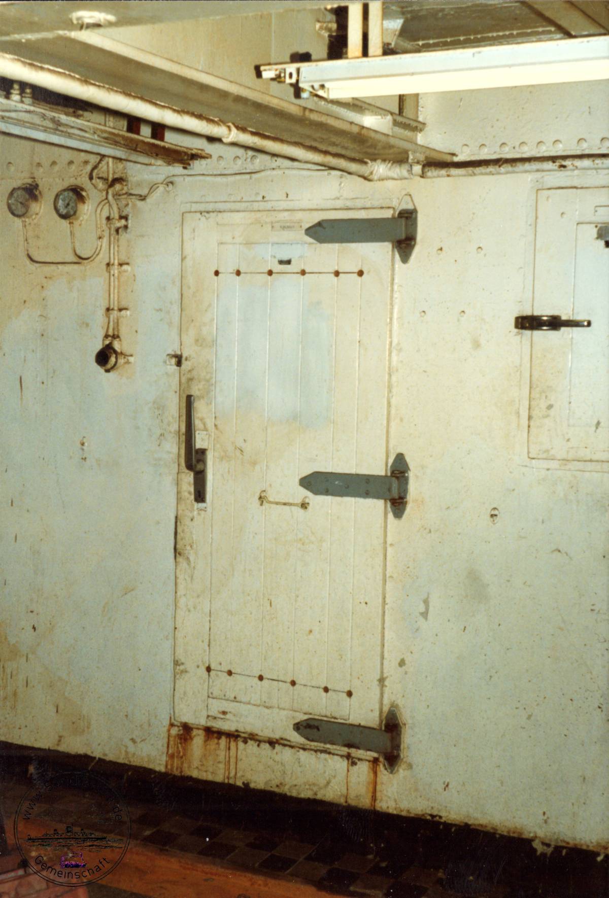 1996 12 22 59 1 205 Zwischendeck ehem Kuehlraum cut