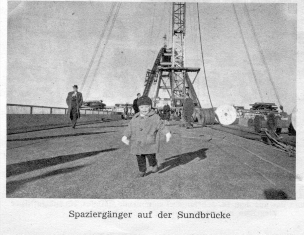 1963 02 05 FOTO Spaziergaenger auf der Bruecke sw