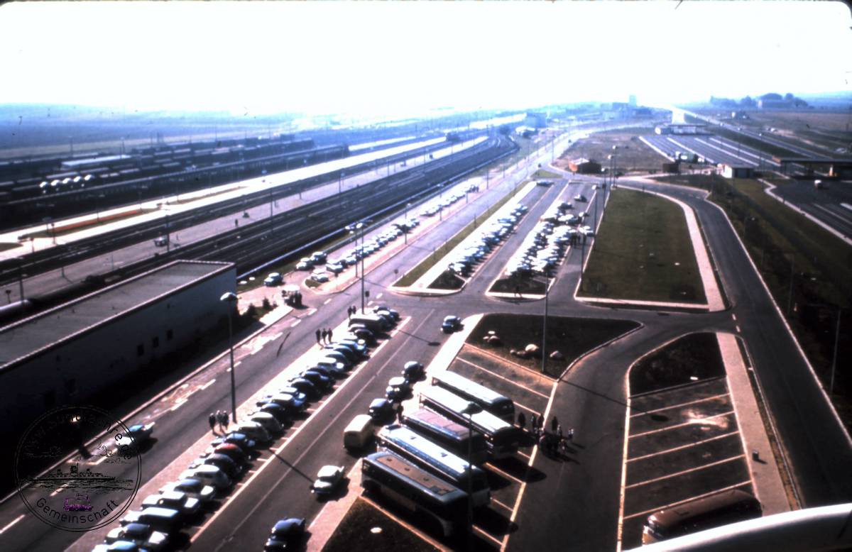 1963 09 14 Parkplätze Süden Einfahrt