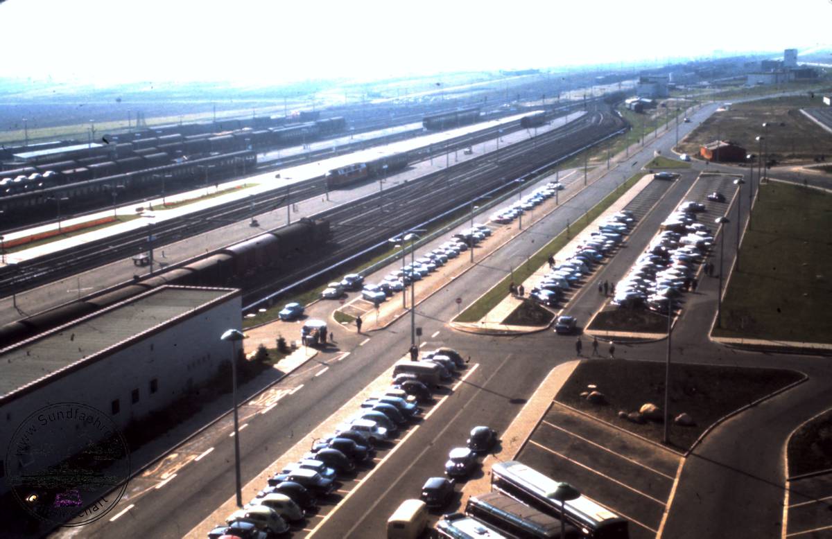 1963 09 14 Parkplätze und Bahnsteige