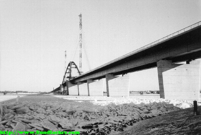 1963-Februar-Die_Bruecke_im_Eis