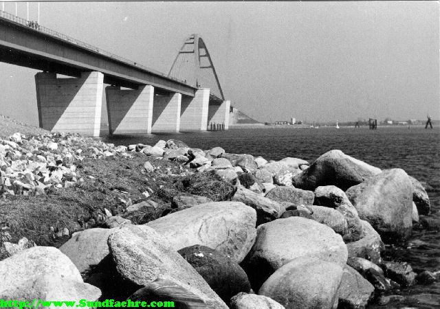 1963-Mai-Die_fertige_Bruecke_vom_Festland_GRB-F