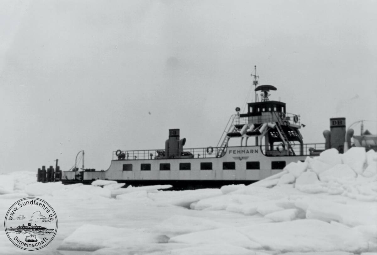 1956 02 ende FS Fehmarn im Eis nah