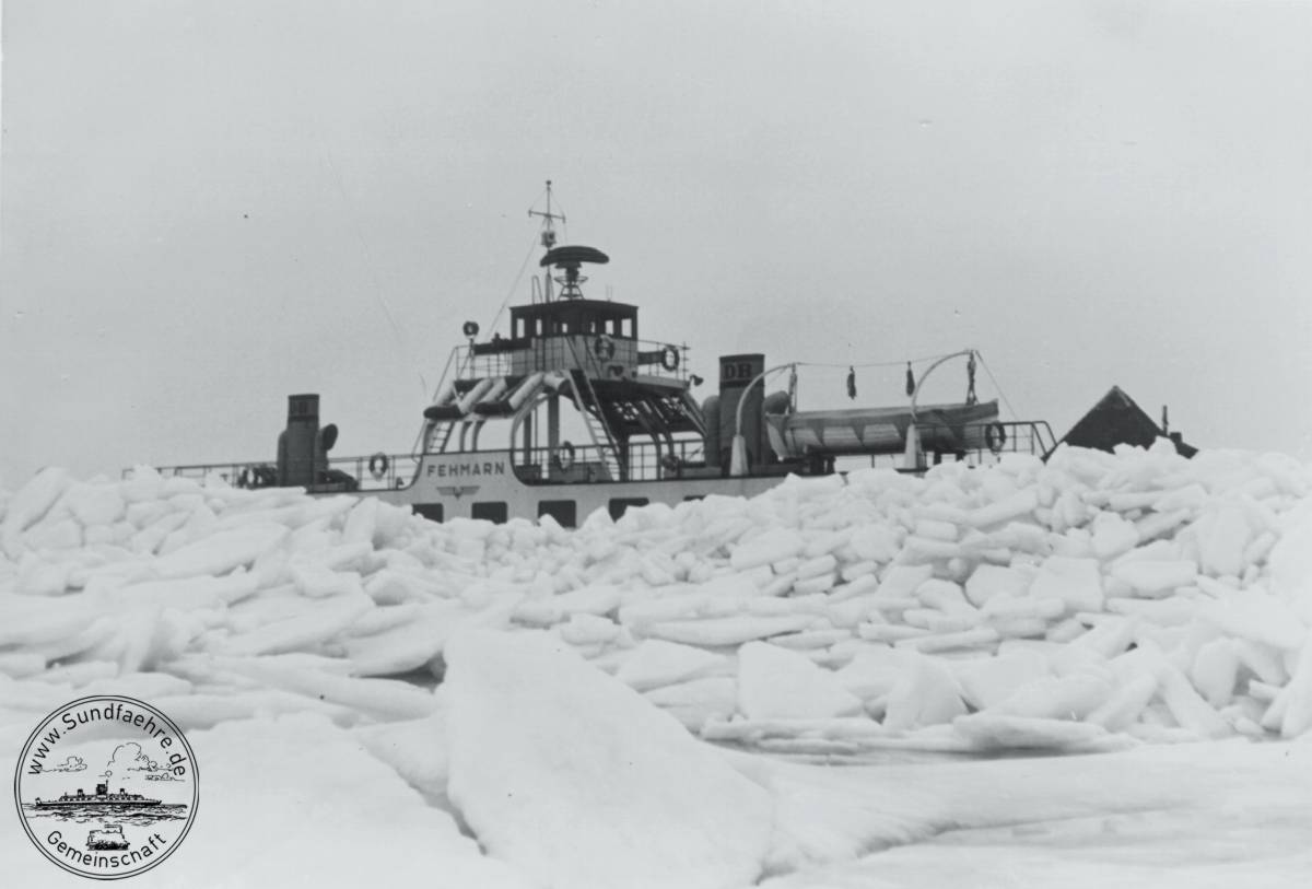 1956 02 ende FS Fehmarn im Eis auslaufend Dach von Kabelhaus