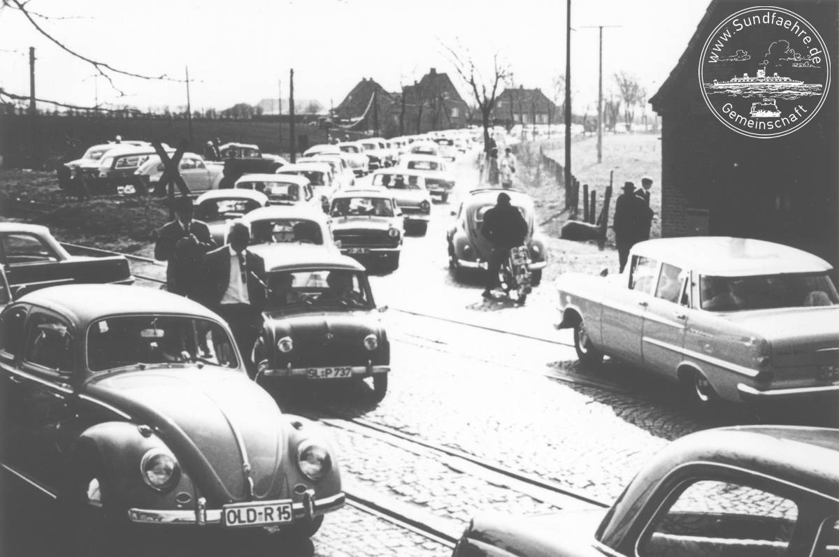 1962 05 01 AutoschlangeinGRB FährebisaufdieSundchaussee