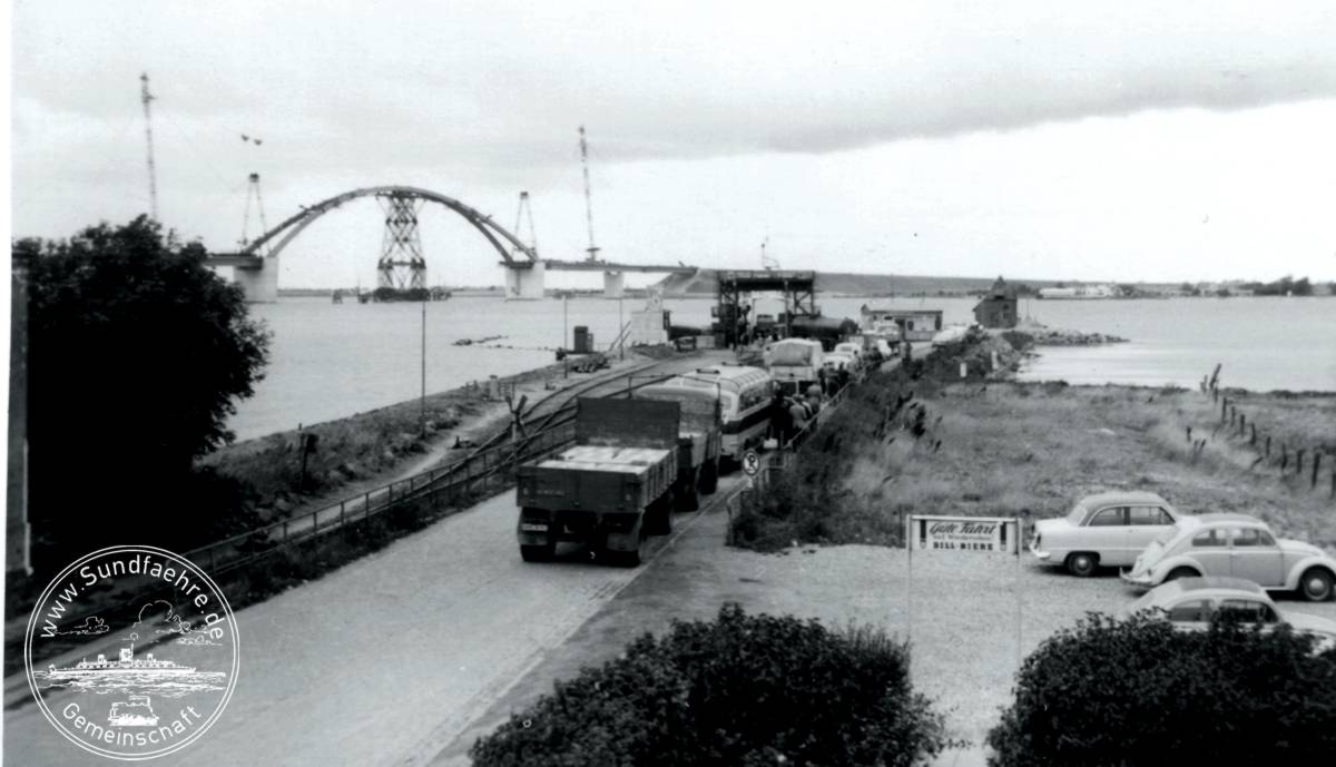 1962 Sommer Blick aus oberen Fenster vom Faehrhaus GRB auf geschlossenen Bogen der Bruecke
