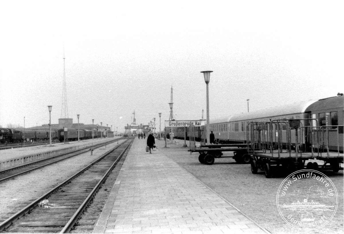 1954 08 Großenbrode Kai auf dem Bahnsteig 2