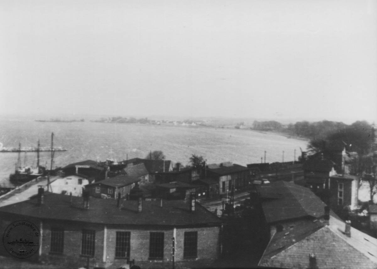 1951-1958_Heiligenhafen_Lokschuppen_von_hinten