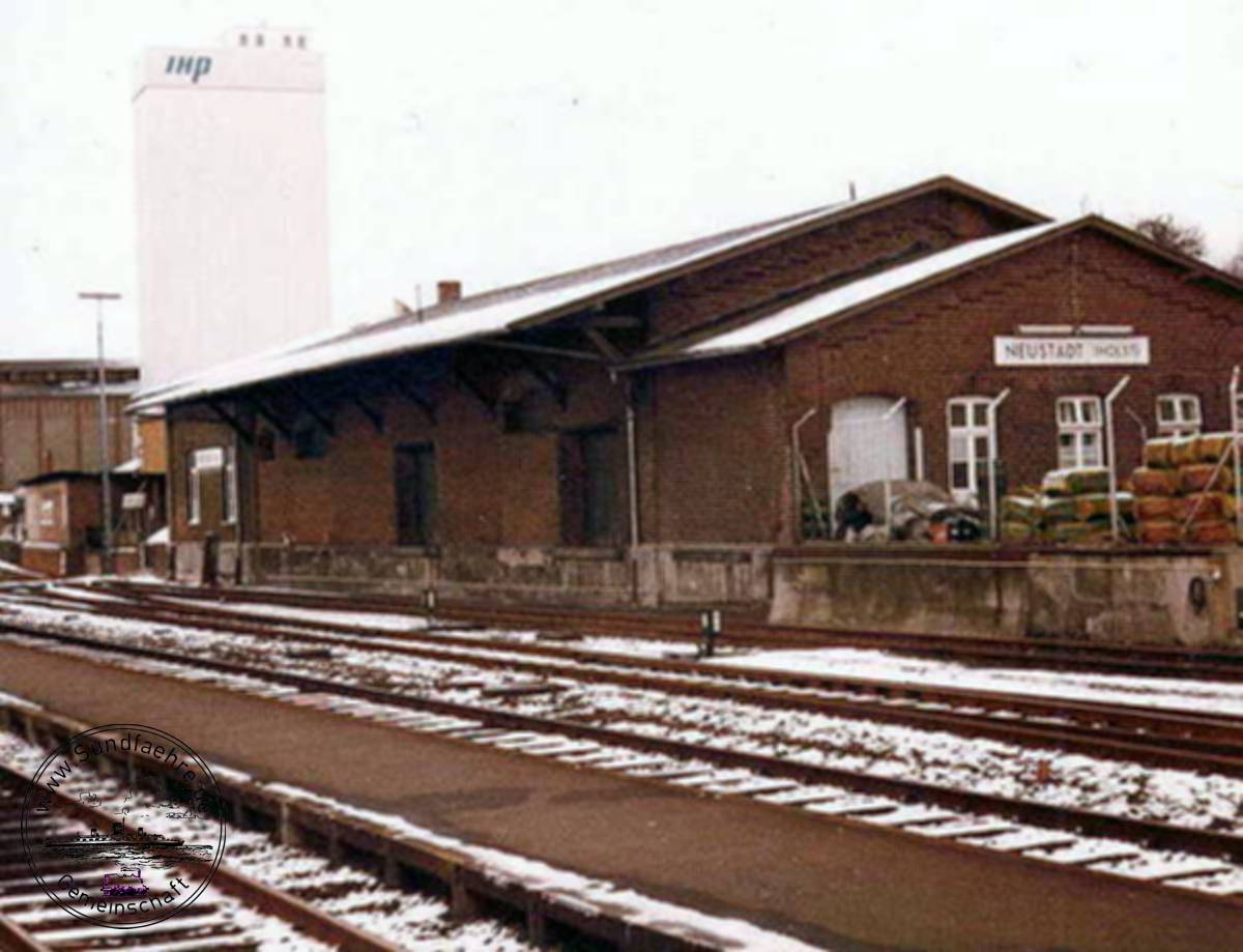 1981 02 12 Güterschuppen vom Bahnsteig aus